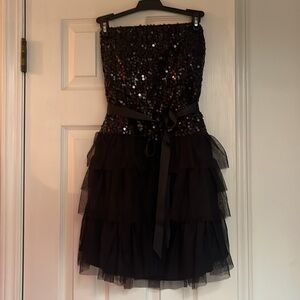 Like New Deb Strapless cocktail dress,‎ ruffle hem, black size Medium waist bow